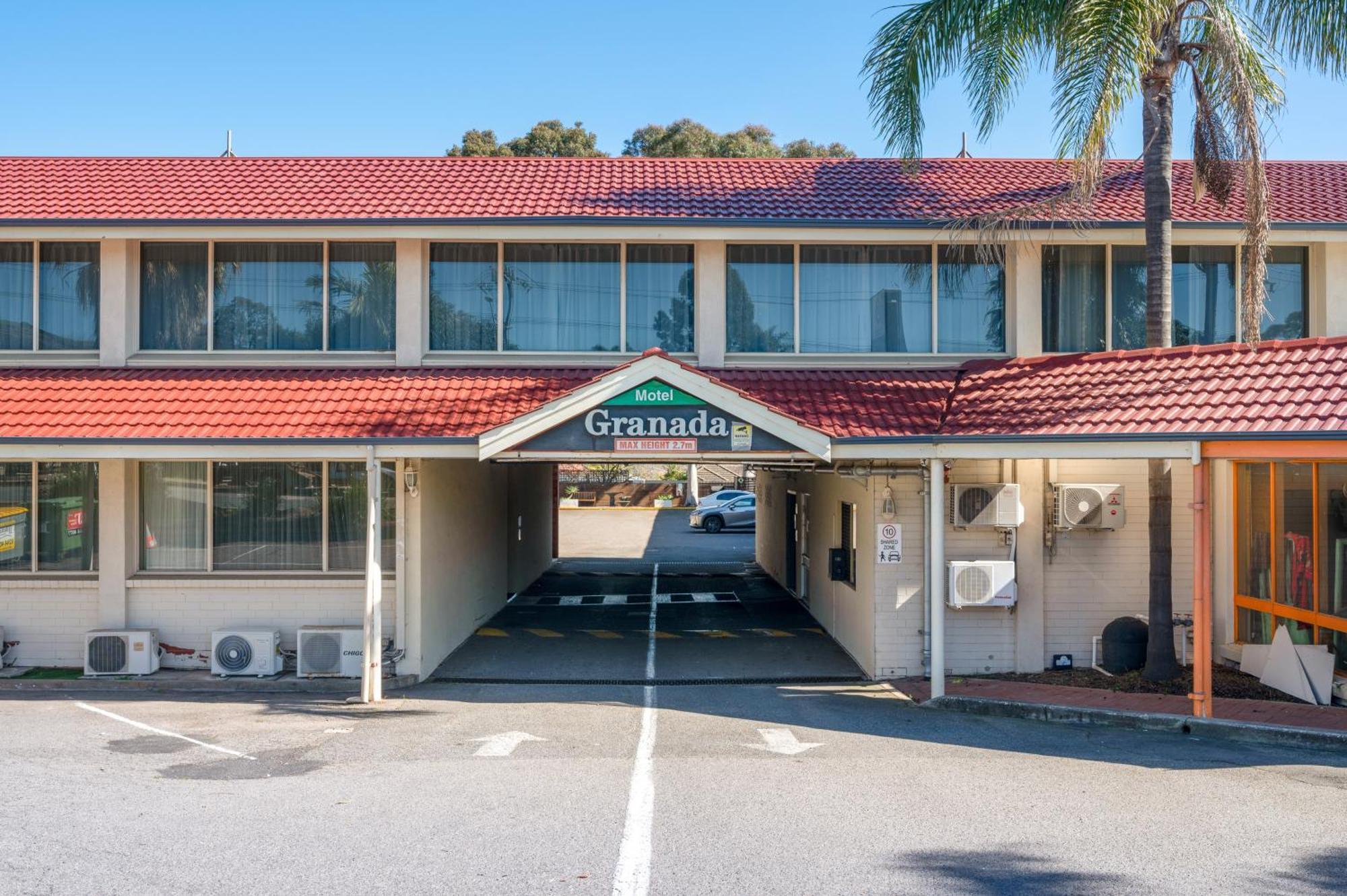 Adelaide Granada Motor Inn Екстериор снимка