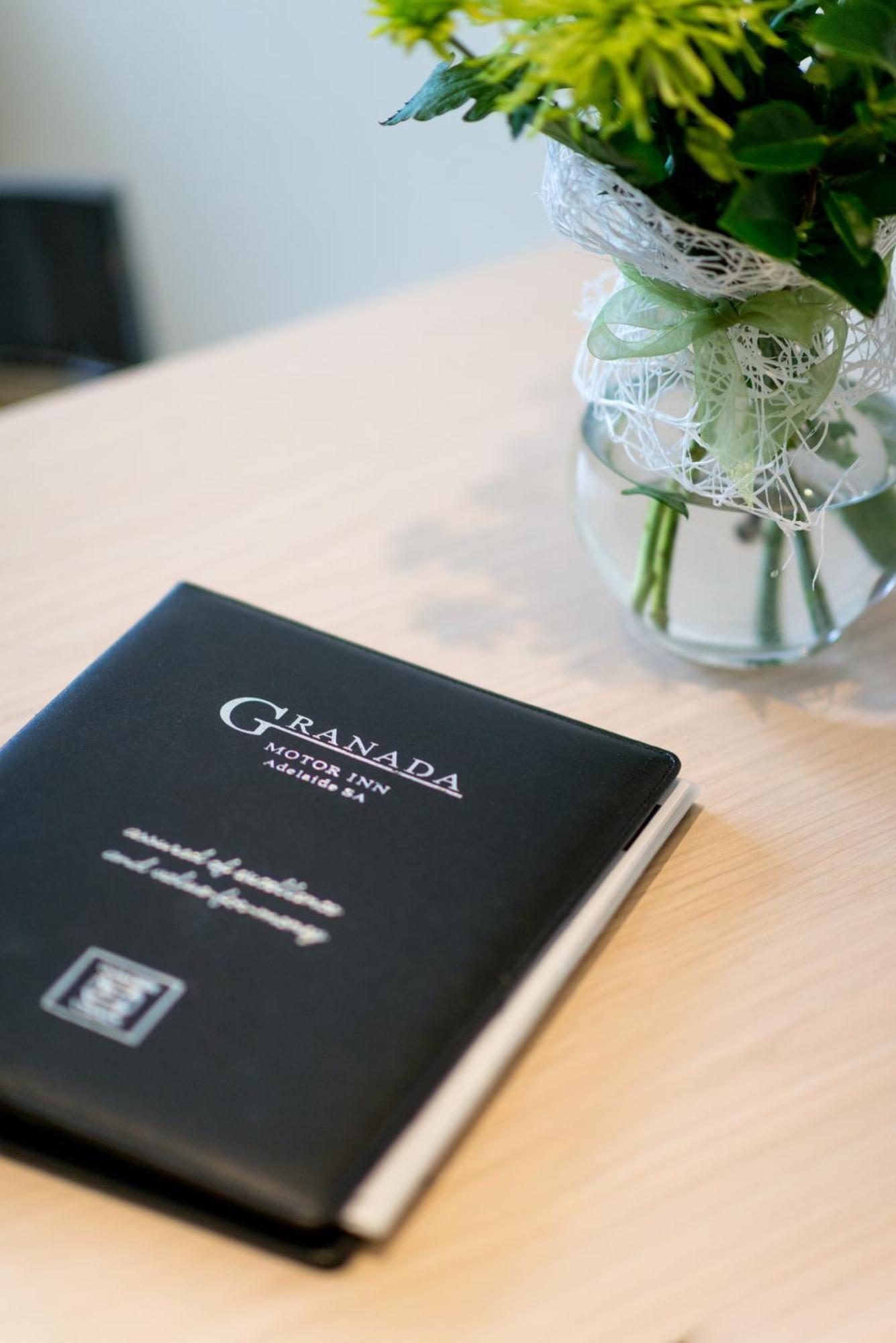 Adelaide Granada Motor Inn Екстериор снимка