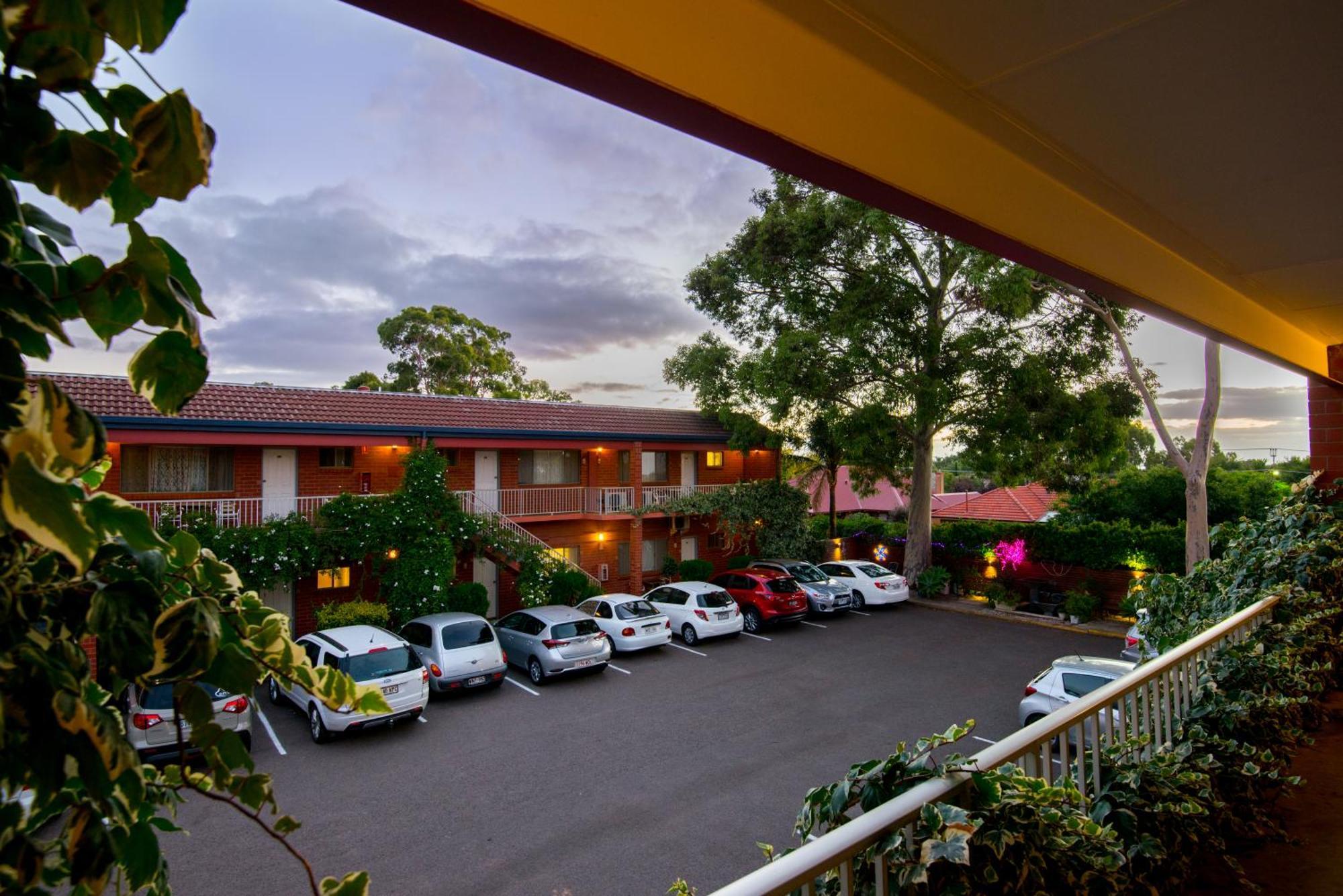 Adelaide Granada Motor Inn Екстериор снимка